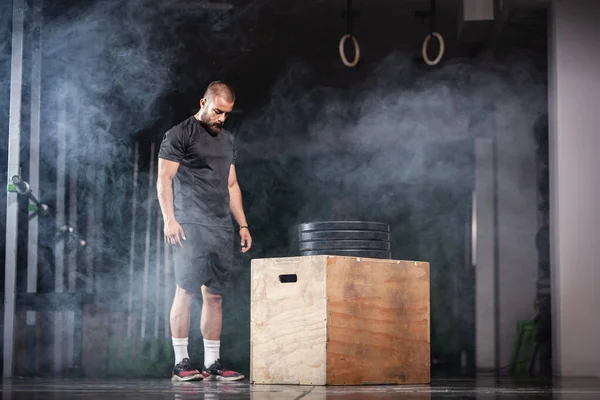 Atleta Musculoso Saltando Caja Madera Fondo Humo — Foto de Stock