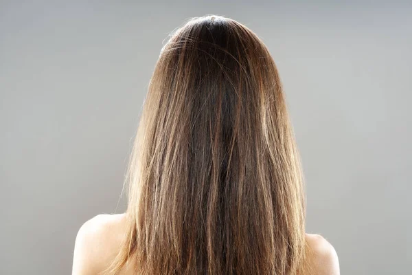 Brünettes Mädchen Drehte Sich Studioporträt Lange Haare Aus Dem Rücken — Stockfoto