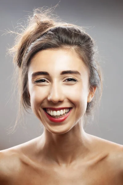 Hermosa Chica Morena Estudio Retrato Expresión Facial Sonriente —  Fotos de Stock