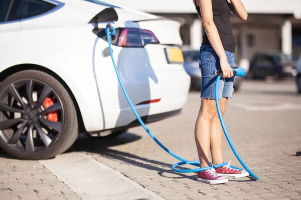 Elektrikli Arabanın Yanındaki Genç Kız Beceriksiz Bacaklarına Elektrik Kablosu Dolamış — Stok fotoğraf