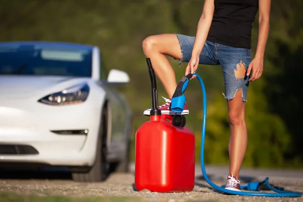 Elektrikli Arabanın Yanında Duran Kız Kablo Gaz Tüpü Şarj Ediliyor — Stok fotoğraf