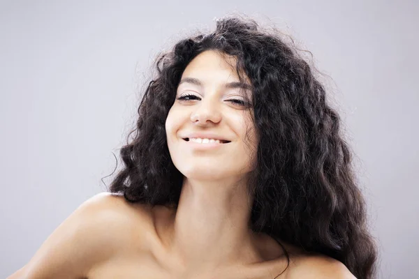 Menina Morena Bonita Com Cabelo Encaracolado Longo Retrato Estúdio Expressão — Fotografia de Stock