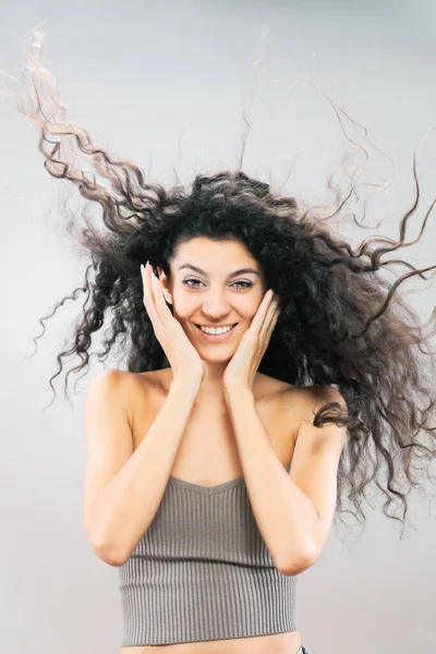Красива Брюнетка Довгим Кучерявим Волоссям Повітрі Студійний Портрет Щасливий Усміхнений — стокове фото