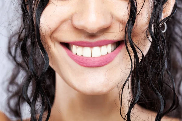 長い濡れた髪の美しいブルネットの女の子 抽象的なクローズアップスタジオの肖像画 笑顔の表情 白い歯をした大きな笑顔 — ストック写真