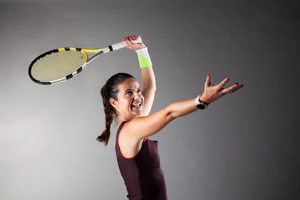 Professionell Kvinnlig Tennisspelare Flicka Svängande Racket — Stockfoto