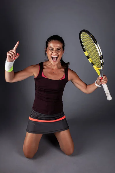 Professionele Vrouwelijke Tennisspeelster Gelukkig Meisje Schreeuwen Met Racket Handen — Stockfoto
