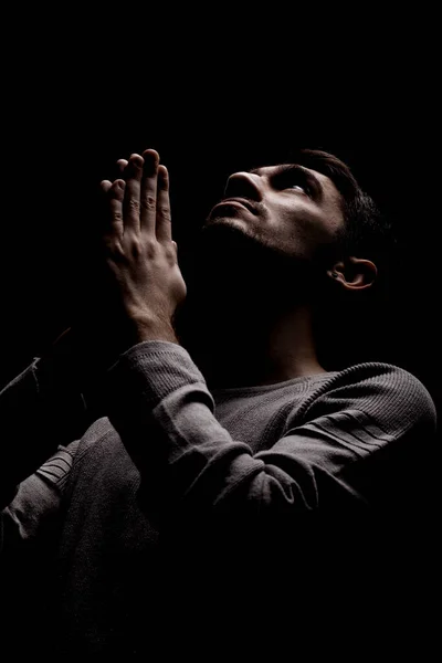 Μια Φωτογραφία Ενός Σοβαρού Νεαρού Αυτοπεποίθηση Που Προσεύχεται Στο Σκοτεινό — Φωτογραφία Αρχείου