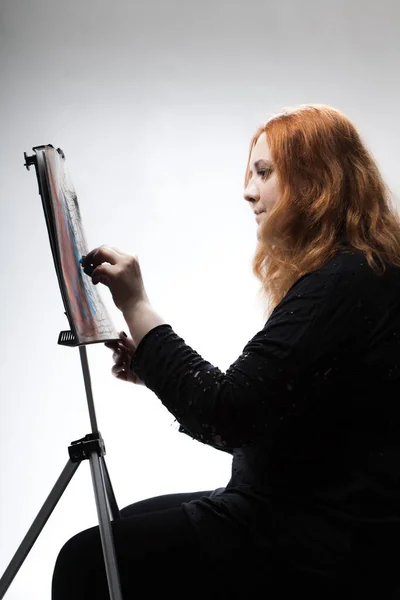 Κοκκινομάλλα Ζωγραφίζει Πορτρέτο Ενός Καλλιτέχνη Στο Στούντιο — Φωτογραφία Αρχείου