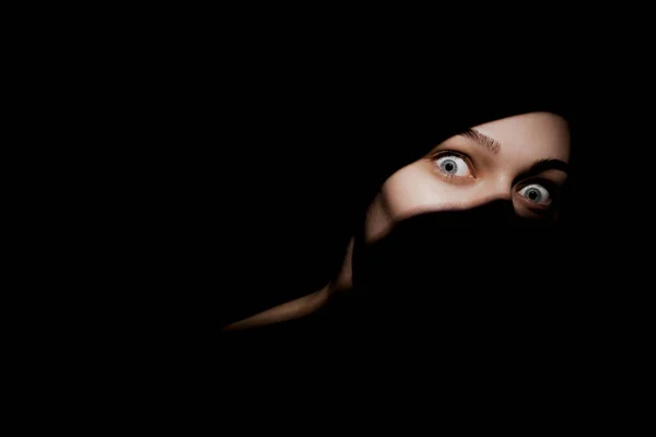 Retrato Estudio Una Hermosa Joven Con Sombras Cara Contra Fondo — Foto de Stock