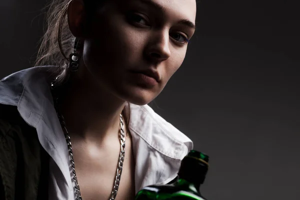 Студійний Портрет Красивої Дівчини Тримає Пляшку Алкоголю — стокове фото