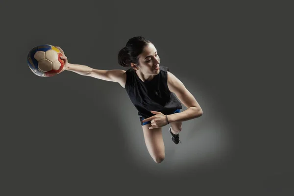 Jugador Balonmano Posando Sobre Fondo Gris Chica Saltando Con Bola — Foto de Stock