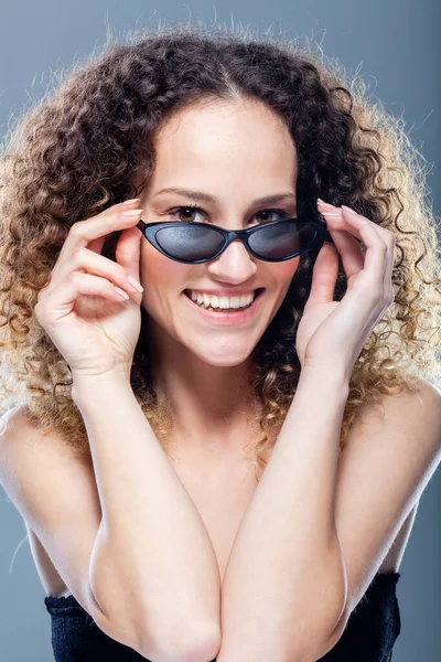Schöne Mädchen Mit Langen Lockigen Haaren Modeporträt Trägt Sonnenbrille — Stockfoto