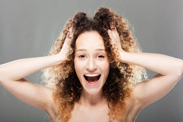 Uzun Kıvırcık Saçlı Güzel Esmer Kız Stüdyo Portresi Mutlu Gülen — Stok fotoğraf
