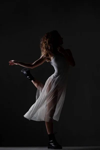 Chica Con Pelo Rizado Haciendo Poses Ballet Silueta Lateral Iluminada — Foto de Stock