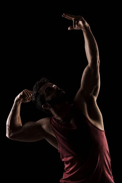 Sílhueta Homem Caucasiano Musculoso Com Iluminação Lateral Atleta Camisa Vermelha — Fotografia de Stock