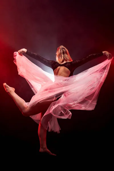 Bailarina Con Vestido Blanco Top Negro Posando Sobre Fondo Humo — Foto de Stock