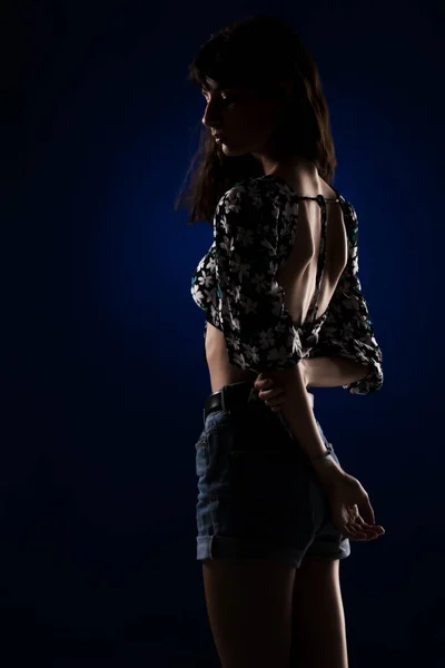 Demi Silhouette Portrait Une Belle Jeune Fille Sur Fond Bleu — Photo