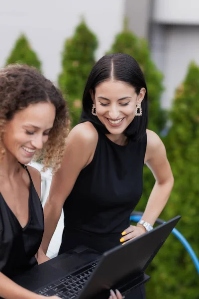 Két Gyönyörű Lány Fekete Outfutmosollyal Pózolással Üzletasszonyok Dolgoznak Laptop Miközben — Stock Fotó