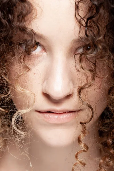 Krásná Brunetka Dlouhými Kudrnatými Vlasy Detailní Studiový Portrét Výraz Vážné — Stock fotografie
