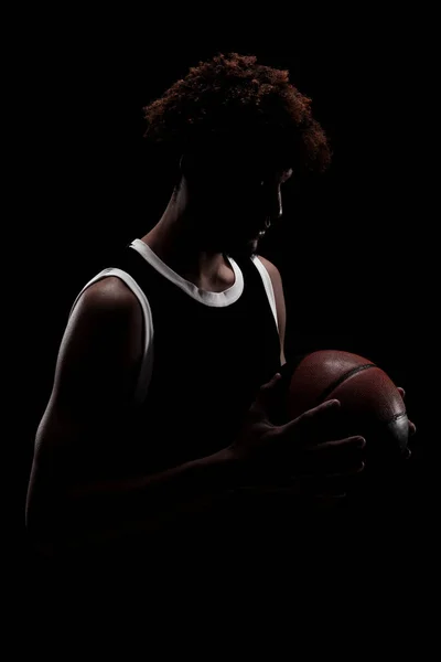 Profesjonalny Koszykarz Trzymający Piłkę Czarnym Tle Poważny Skoncentrowany Amerykański Mężczyzna — Zdjęcie stockowe
