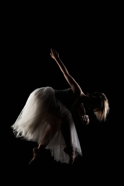 Baletka Bílými Šaty Černou Střechou Pózující Černém Pozadí Boční Osvětlená — Stock fotografie
