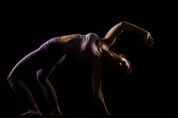 Chica Forma Practicando Yoga Estudio Medio Silueta Lado Iluminado Modelo —  Fotos de Stock