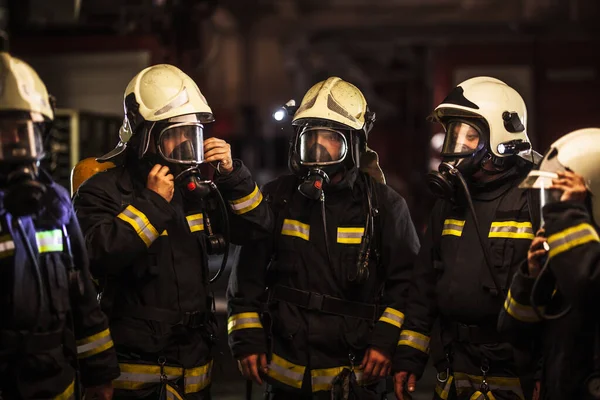 Grupa Zawodowych Strażaków Strażacy Mundurach Kaskach Ochronnych Maskach Tlenowych Dym — Zdjęcie stockowe