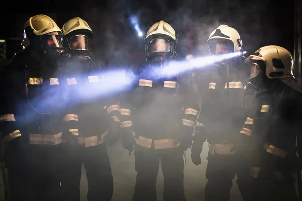 Grupa Zawodowych Strażaków Strażacy Mundurach Kaskach Ochronnych Maskach Tlenowych Dym — Zdjęcie stockowe