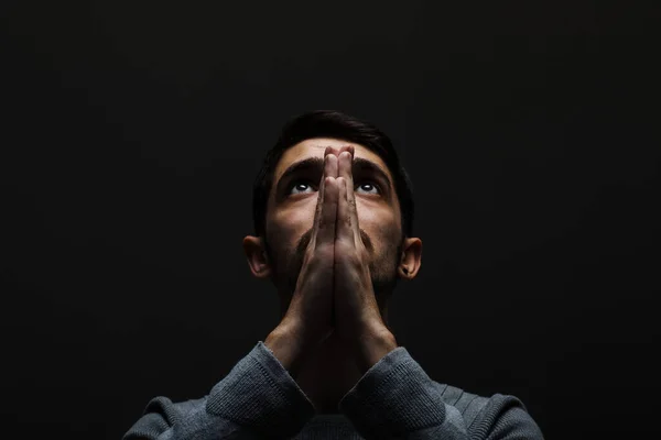 Kopfschuss Eines Ernsthaften Selbstbewussten Jungen Mannes Der Einem Dunklen Raum — Stockfoto