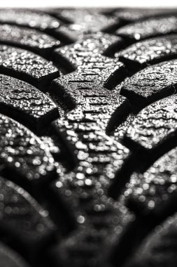Soyut ıslak araba kış lastiği. Lastik lastik kaplaması, su damlalarıyla kaplı..