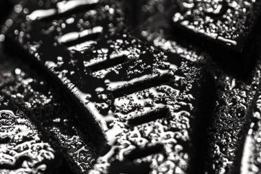 Soyut ıslak araba kış lastiği. Lastik lastik kaplaması, su damlalarıyla kaplı..