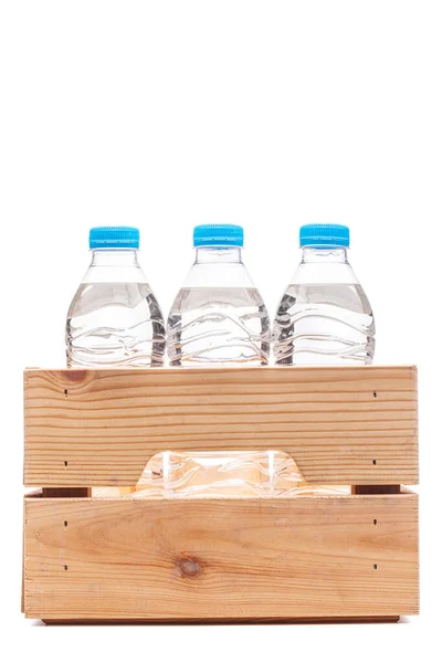 Grupo Pequeñas Botellas Agua Plástico Caja Madera Estudio Foto Aislamiento —  Fotos de Stock