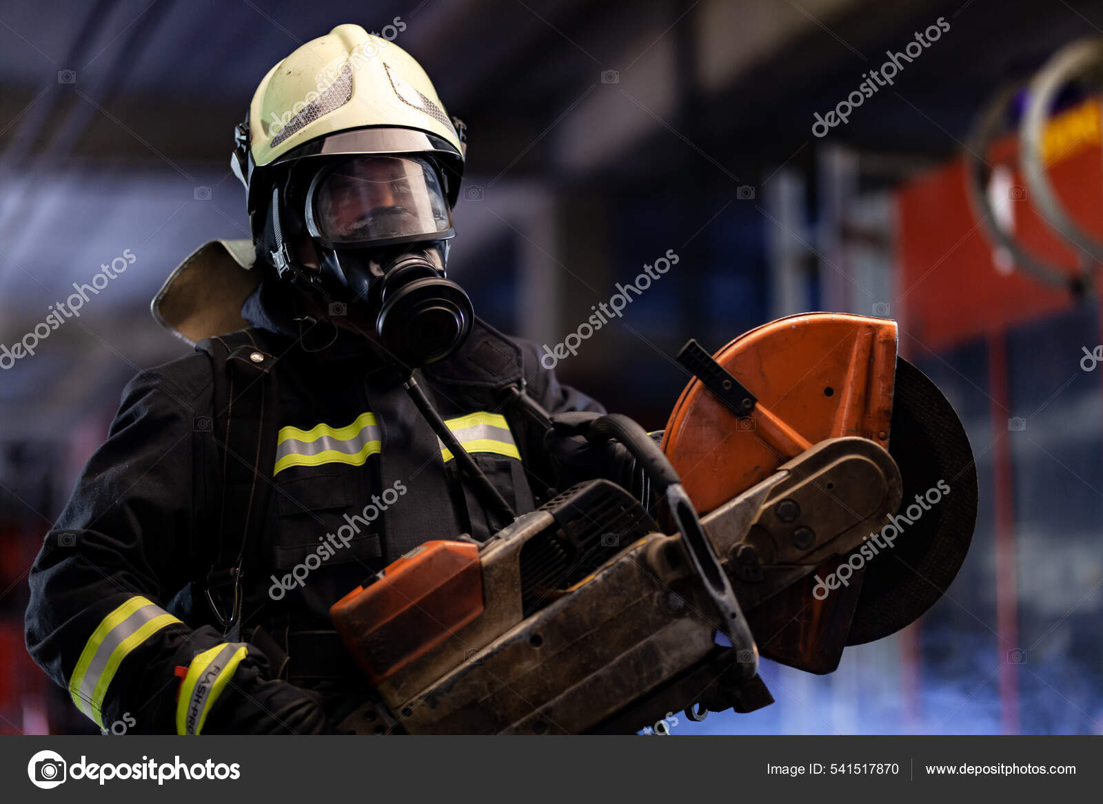 Retrato Bombeiro Vestindo Equipamento Completo Máscara Oxigênio Poder  Ferramenta Corte — Foto © kokimk #541517870, image size:1600x1167