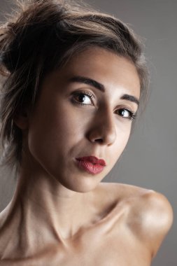 Güzel esmer kız stüdyo resmi. Ciddi yüz ifadesi.
