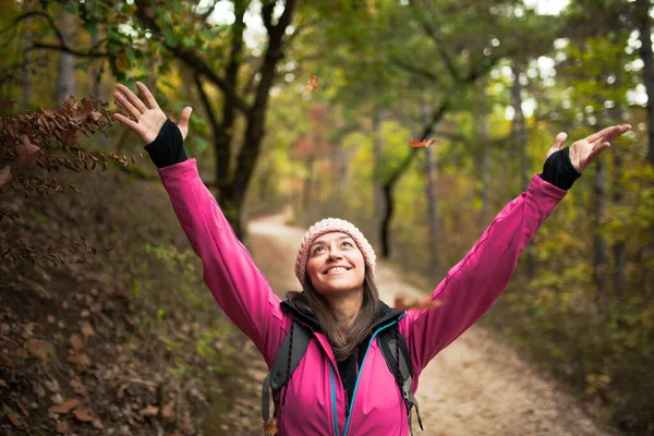 Wandelend Meisje Het Roze Een Pad Het Bos Handen Omhoog — Stockfoto