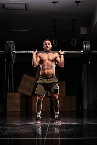 Atleta Muscular Levantando Barbell Muito Pesado — Fotografia de Stock