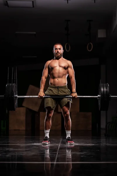 Atleta Muscular Levantando Barbell Muito Pesado — Fotografia de Stock