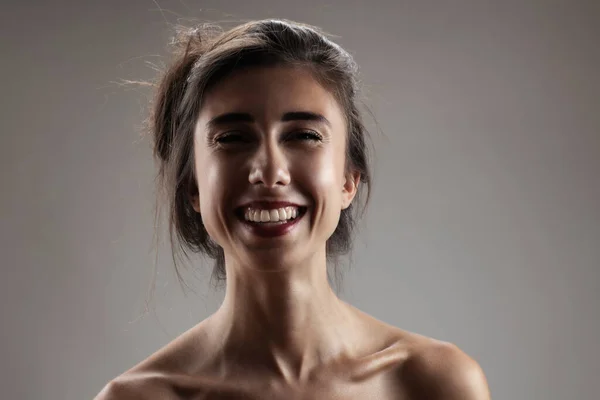 Hermosa Chica Morena Estudio Retrato Expresión Facial Sonriente — Foto de Stock