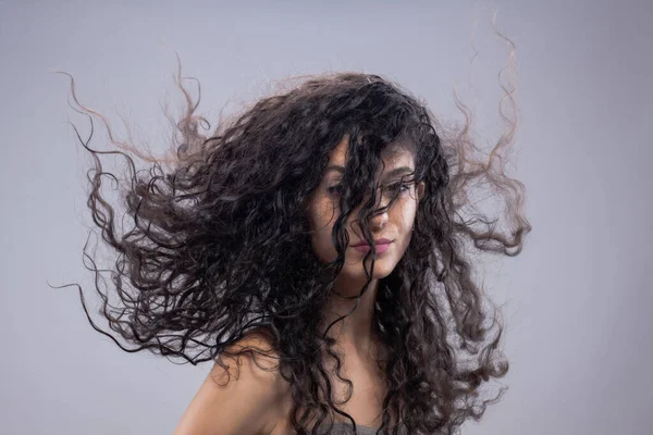 아름다운 머리에 머리에 스튜디오 초상화 — 스톡 사진