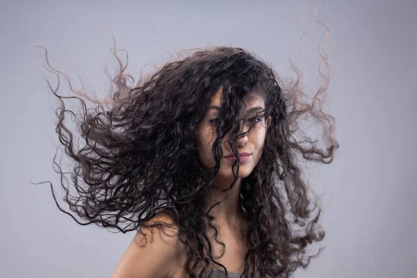 Menina Morena Bonita Com Cabelo Longo Molhado Retrato Estúdio Expressão — Fotografia de Stock