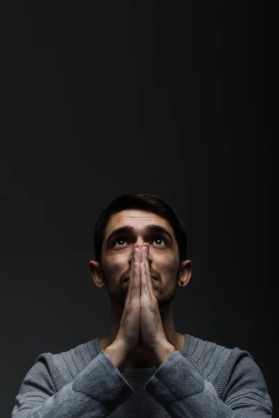 Μια Φωτογραφία Ενός Σοβαρού Νεαρού Αυτοπεποίθηση Που Προσεύχεται Στο Σκοτεινό — Φωτογραφία Αρχείου