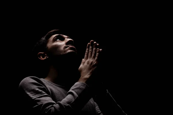 Karanlık Odada Dua Eden Kendinden Emin Bir Gencin Vesikalığı Yukarıdan — Stok fotoğraf