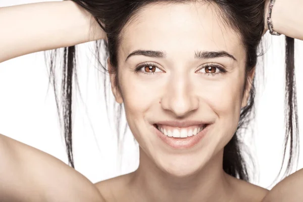 Retrato Estudio Una Hermosa Chica Morena Sonriendo Contra Fondo Blanco — Foto de Stock