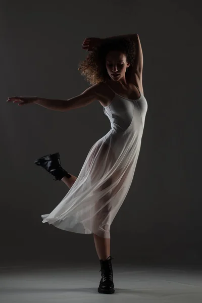 Menina Com Cabelo Encaracolado Fazendo Poses Balé Bailarina Vestido Branco — Fotografia de Stock