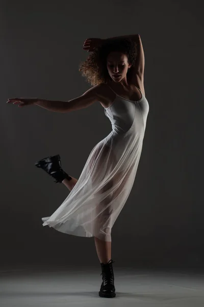 Chica Con Pelo Rizado Haciendo Poses Ballet Bailarina Vestido Blanco — Foto de Stock