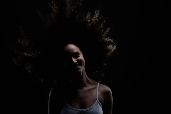 Hermosa Chica Con Pelo Rizado Largo Retrato Estudio Oscuro —  Fotos de Stock