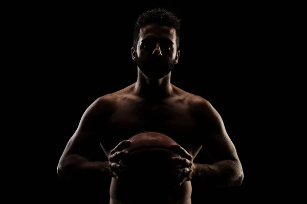 Jugador Baloncesto Sosteniendo Una Pelota Contra Fondo Negro Lado Iluminado — Foto de Stock