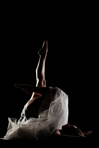 Балерина Белым Платьем Черным Топом Позирует Черном Фоне Силуэт Бокового — стоковое фото