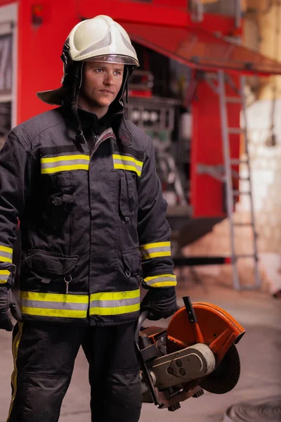 Профессиональный Пожарный Форме Защитном Шлеме Аварийно Спасательным Оборудованием Круглый Гидравлический — стоковое фото