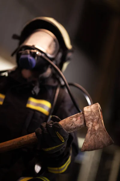Portret Strażaka Pełnym Wyposażeniu Masce Tlenowej Toporze Wozy Strażackie Dymne — Zdjęcie stockowe